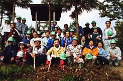 不伐の森に親しむ会の人達が集合している写真