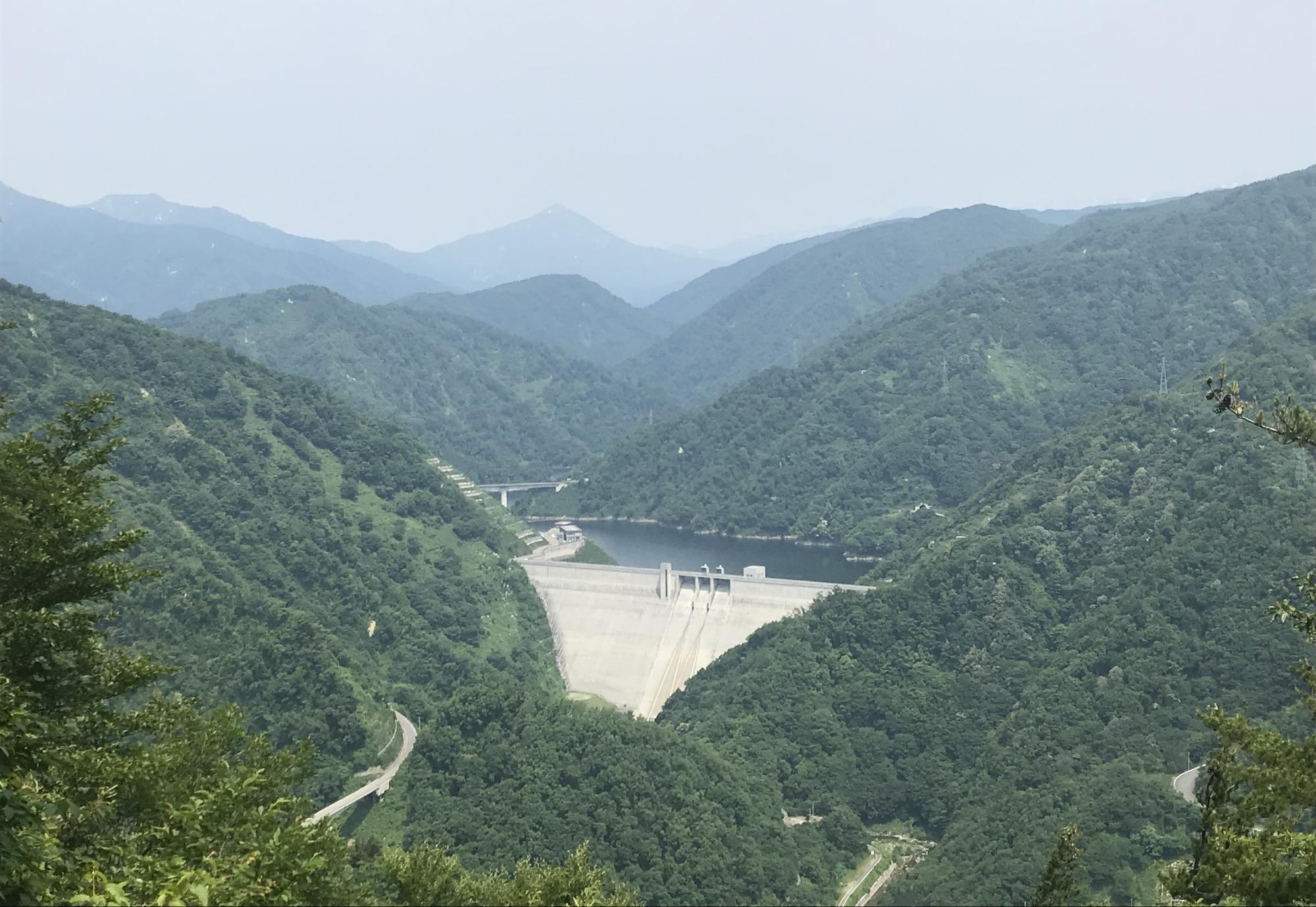 第二展望台から望む長井ダムと祝瓶山
