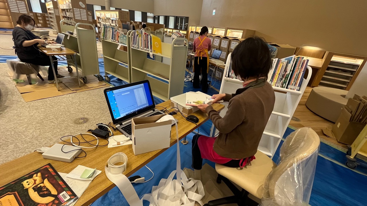 ICタグ貼付け作業の様子