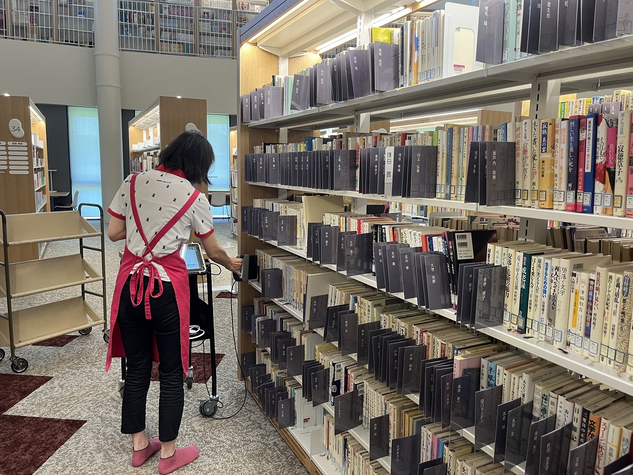 蔵書点検の様子