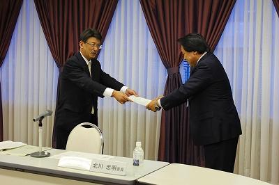 市長へ答申書が提出された写真
