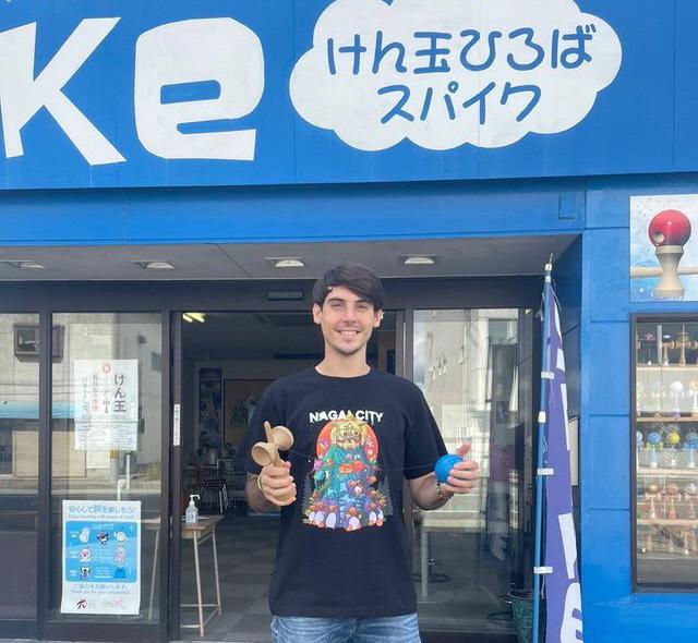 けん玉広場スパイクの前で撮影した長井市地域おこし協力隊のシェルビーブラウンさん