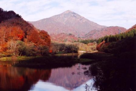 木地山ダムから望む祝瓶山の写真