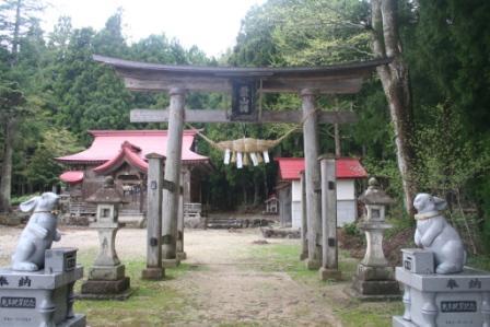 葉山神社の鳥居と狛兎を正面から映した写真