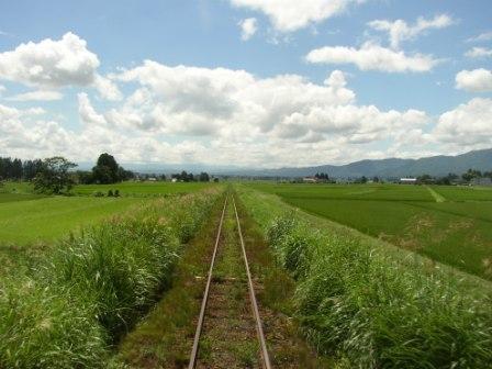 フラワー長井線の車窓から見た田園風景の写真