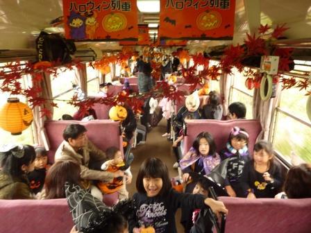 ハロウィンの装飾がされている車内で喜ぶ子供たちの写真