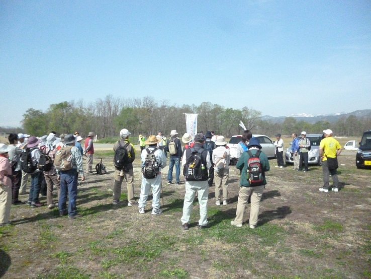 白川グラウンドに参加者の方々が集まり開会式が行われている様子の写真