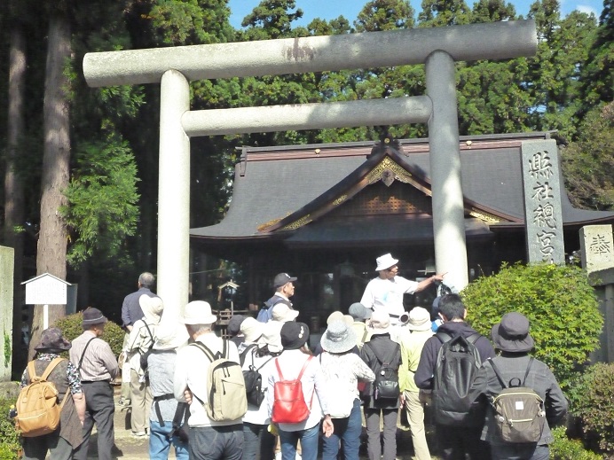 鳥居の奥に總宮神社の拝殿が見えており、鳥居の前に参加者の方々が集まっている様子の写真