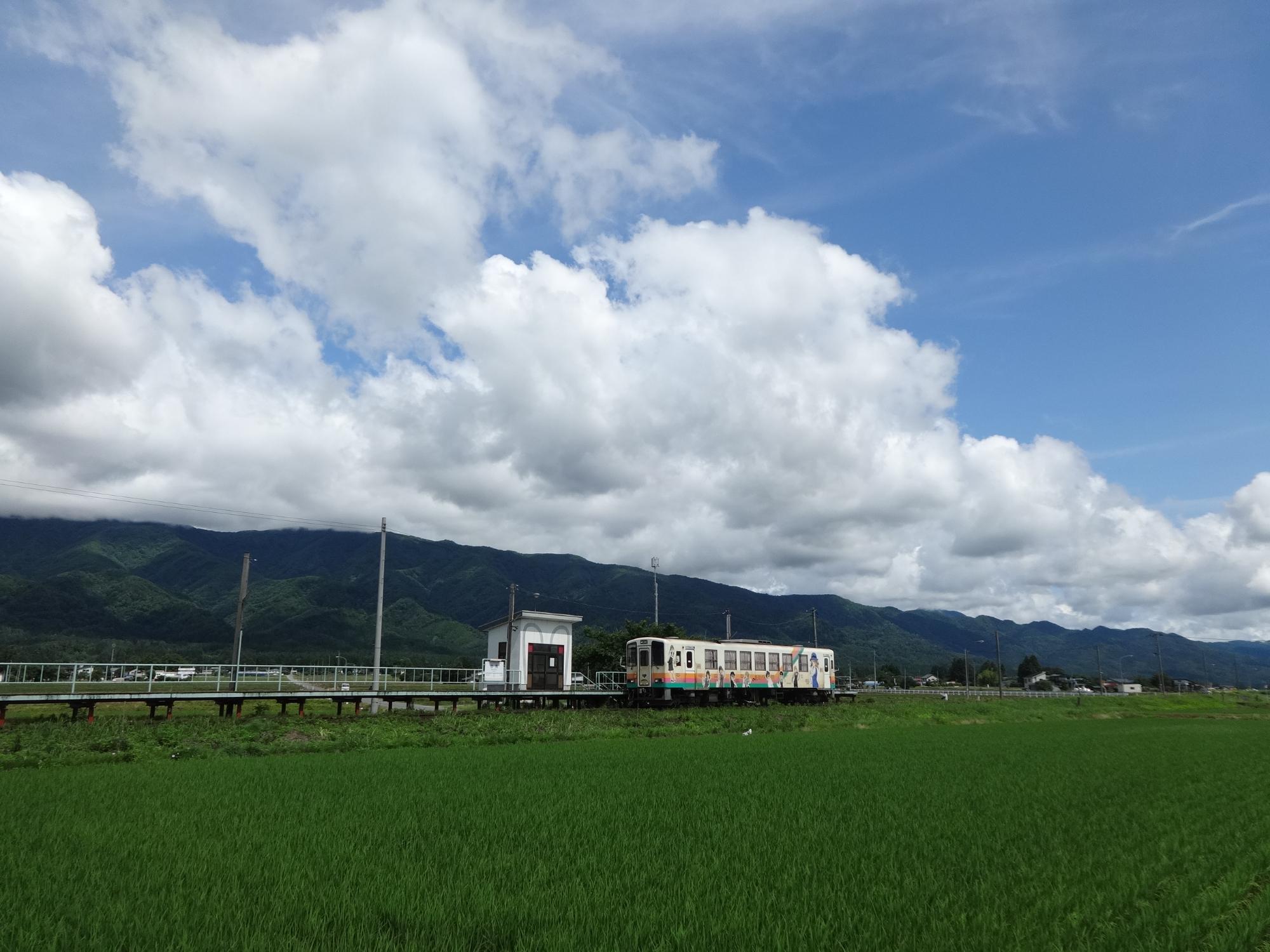 白兎駅から見るフラワー長井線と西山の眺め