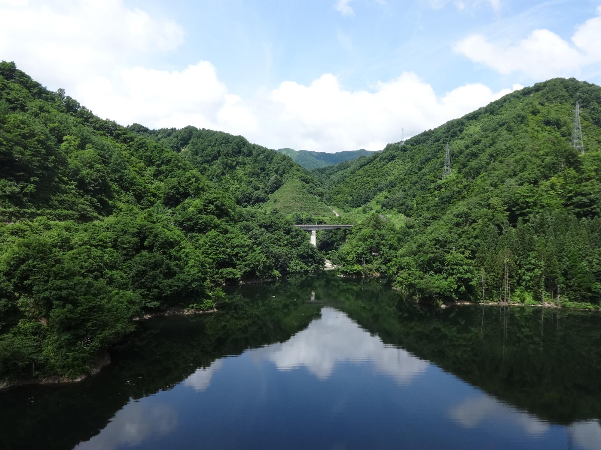 竜神大橋から眺める「ながい百秋湖」の四季の彩り