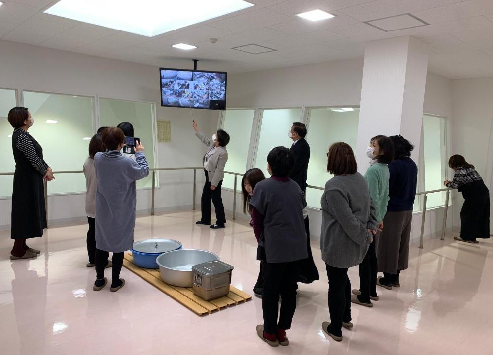 調理場視察の様子