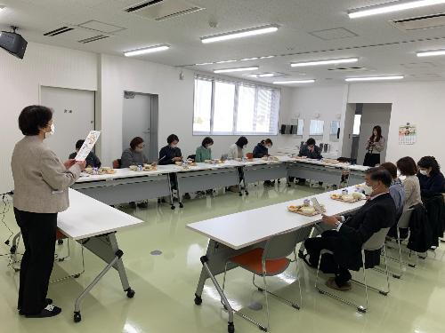 調理場視察の様子（試食）