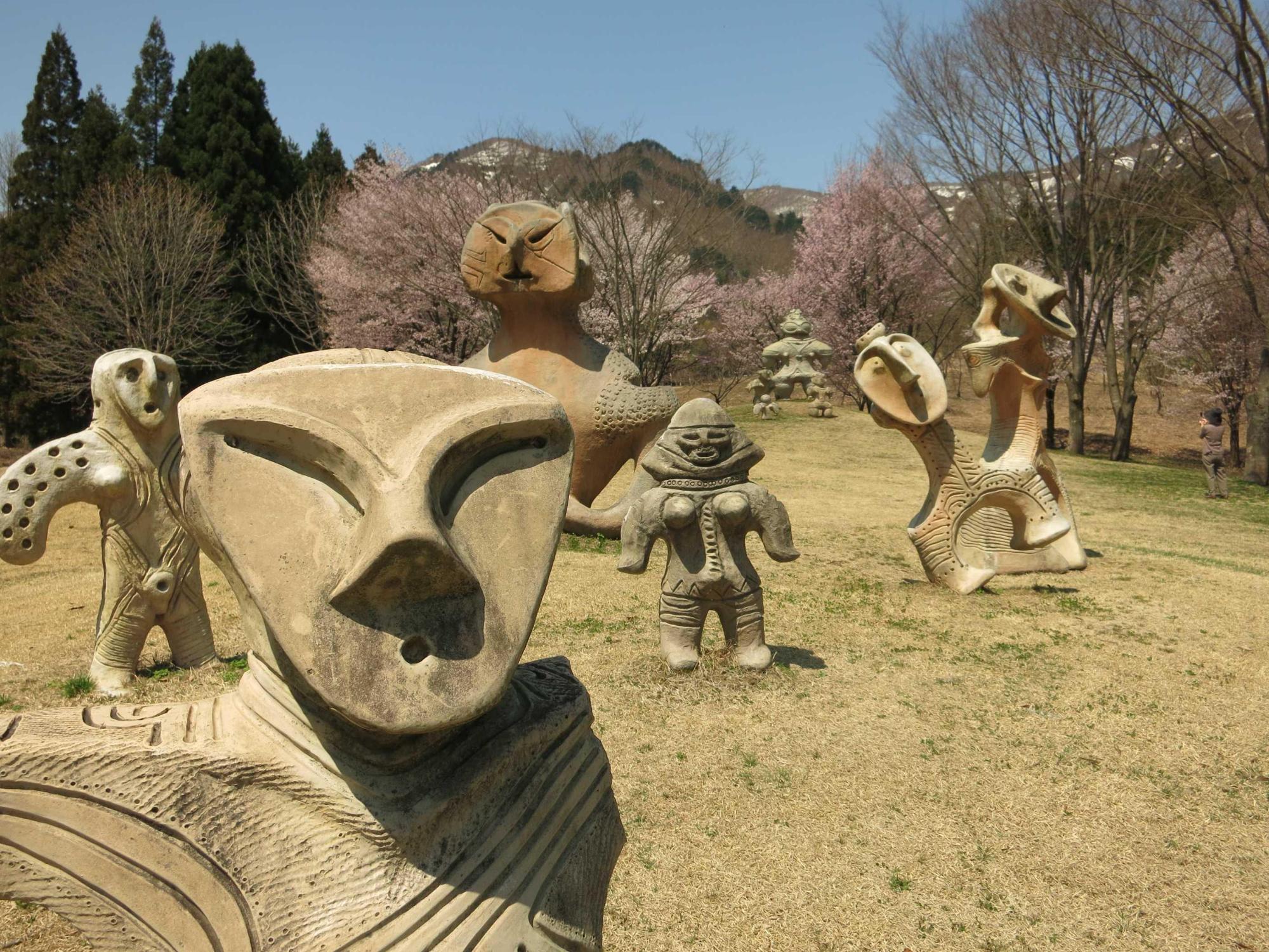 拡大された土偶が復元され所々に設置されている土偶広場の写真