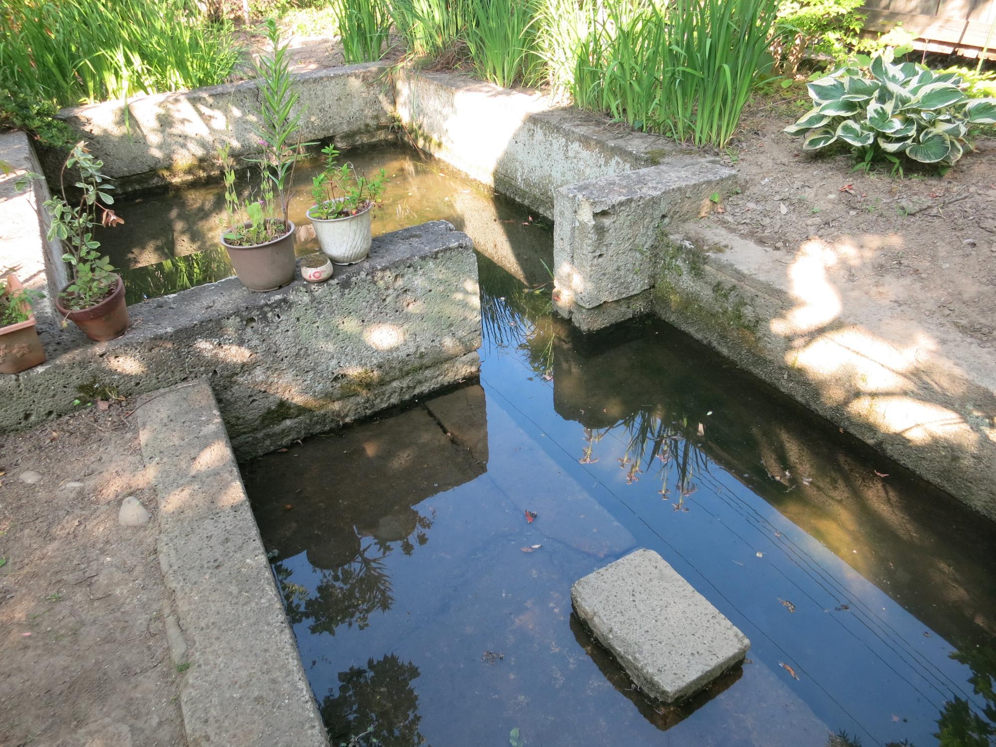 家の敷地内に引き込まれえた水路