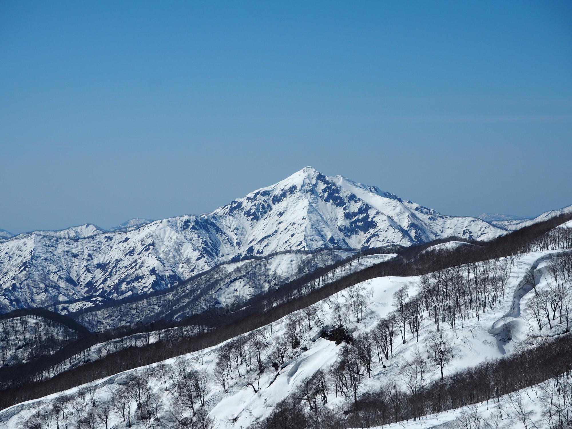 積雪期の葉山から望む祝瓶山