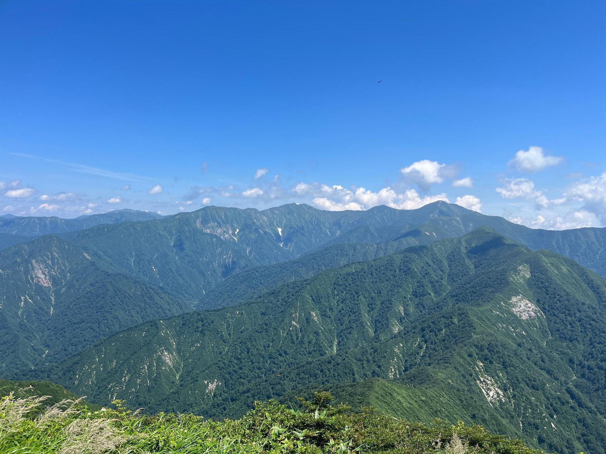 祝瓶山から望む朝日連峰