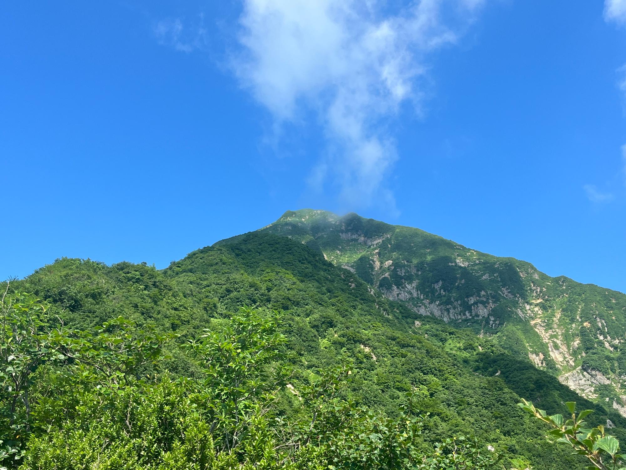 祝瓶山中腹からの山容