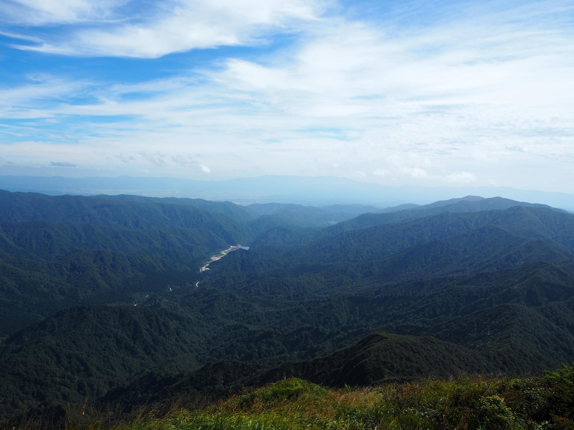 祝瓶山から望む木地山ダム