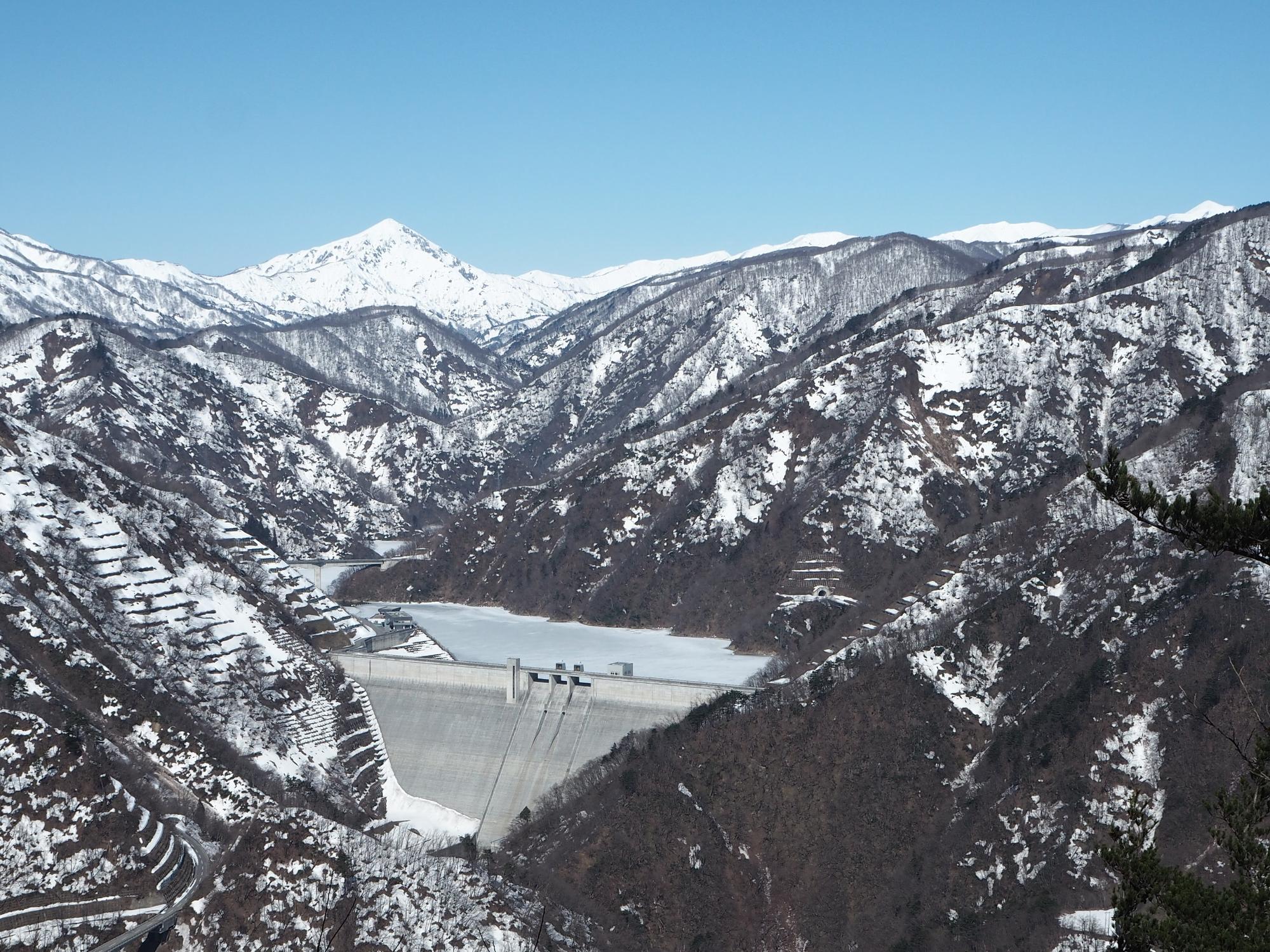 熊野山から望む冬の祝瓶山と長井ダム