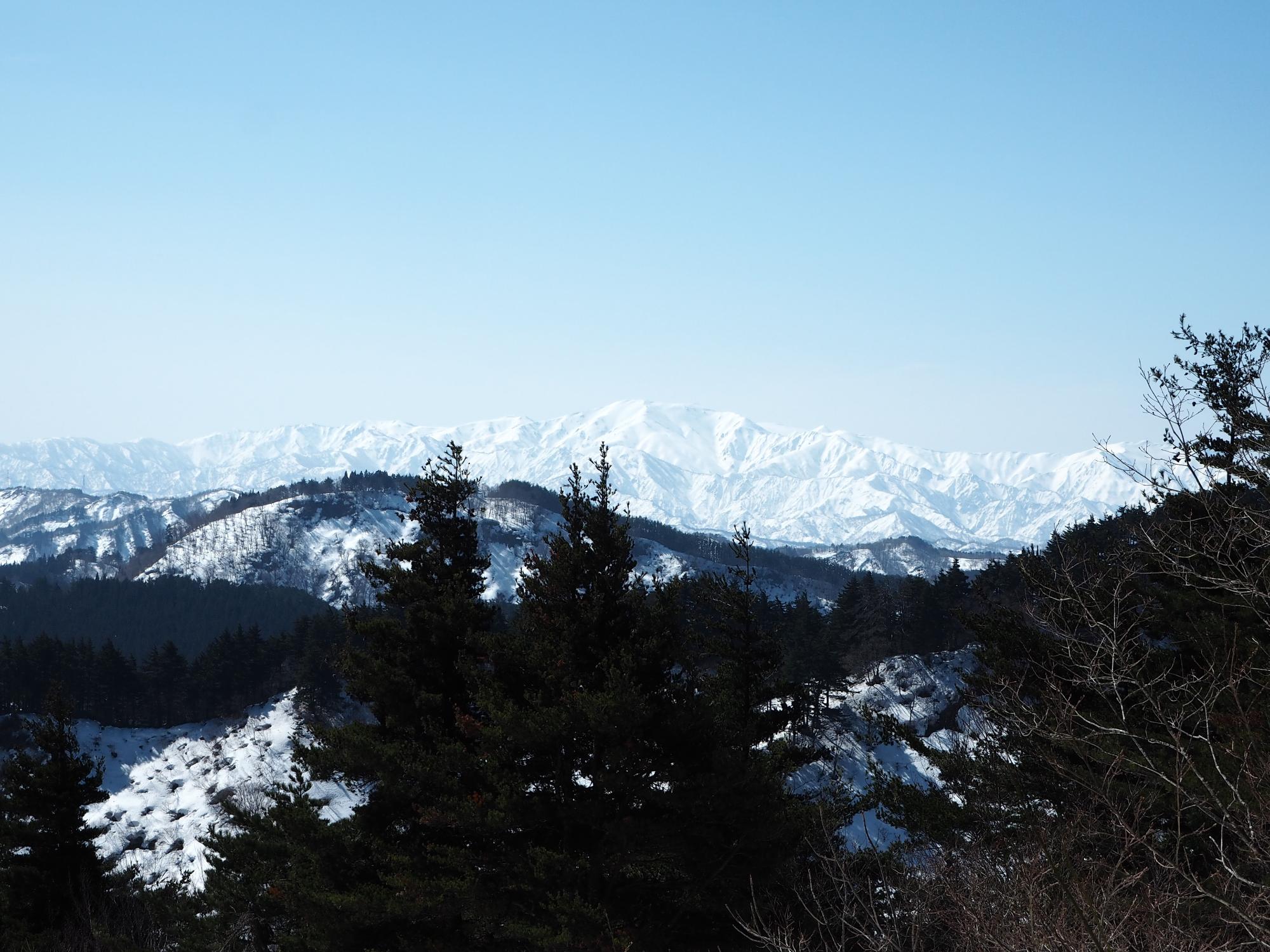 熊野山から望む冬の飯豊連峰