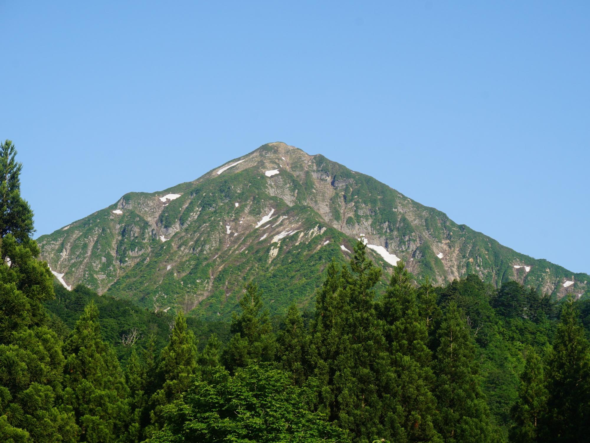 祝瓶山荘から望む祝瓶山